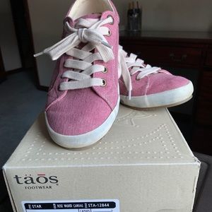 like new women’s taos sneaker
